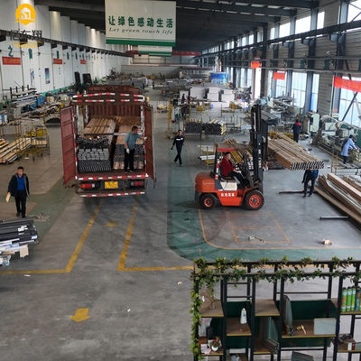 Sandwich Panel Pre Engineered Building Galvanized Steel Structure Tower Construction